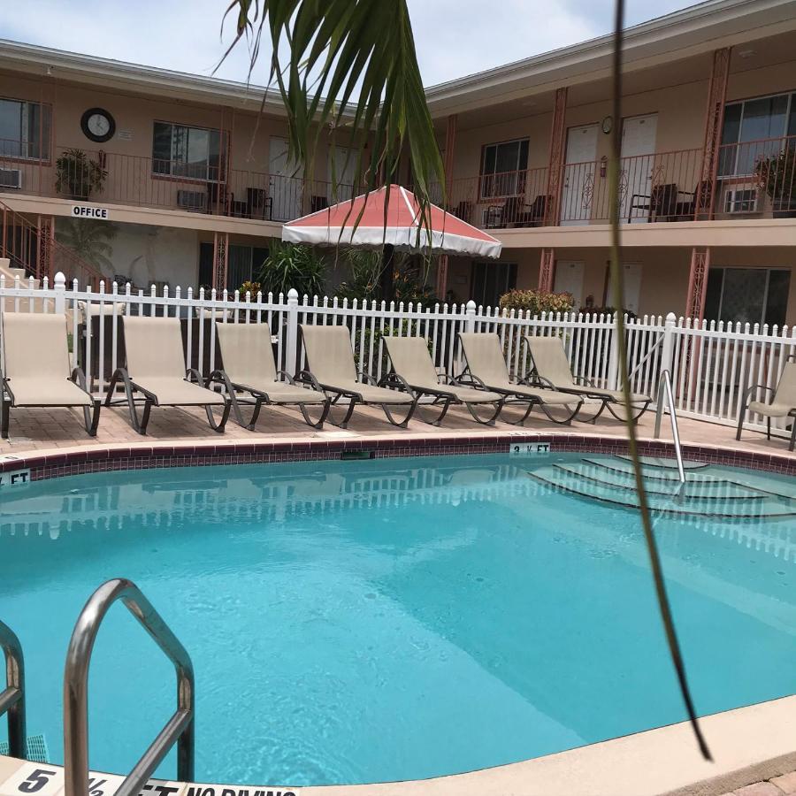 Carlton House Motel And Suites St. Pete Beach Exterior foto